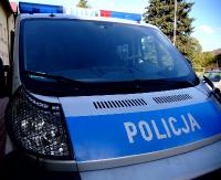 Pijani opiekowali się trójką dzieci. Kiedy policjanci chcieli wejść do domu, konkubent próbował uciec przez okno