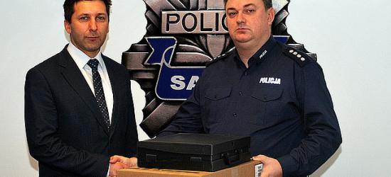 GMINA ZAGÓRZ: Burmistrz Zagórza przekazał sprzęt sanockiej policji (ZDJĘCIA)