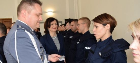 „Służyć wiernie Narodowi”. Nowo przyjęci policjanci złożyli ślubowanie (FOTO)