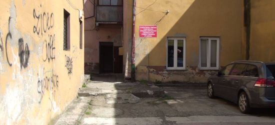 INTERWENCJA: Odpadający tynk i dziury w podwórzu. Będzie remont? (FOTO)