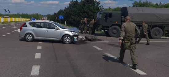 Wypadek drogowy. Żołnierze wracający z treningu udzielili pomocy