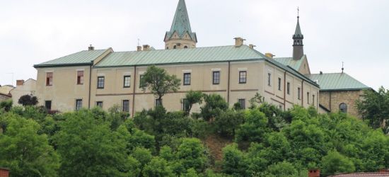Kolejne pęknięcia na murach klasztoru Franciszkanów. Skarpa „pracuje” (ZDJĘCIA)