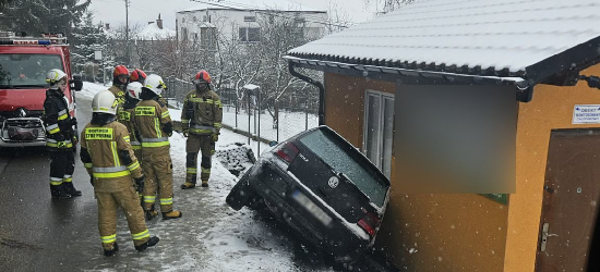 Blisko tragedii w Jabłonicy Polskiej! Wjechał samochodem w budynek [ZDJĘCIA]