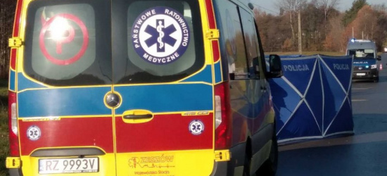 PODKARPACIE. Śmiertelny wypadek. Rowerzystka wjechała w samochód