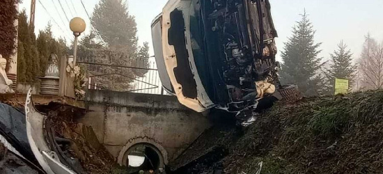 REGION. Uderzyła w betonowy przepust. Kobieta z obrażeniami trafiła do szpitala (ZDJĘCIA)