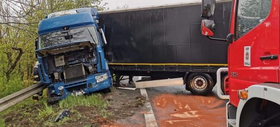 Samochód ciężarowy blokował drogę (FOTO)