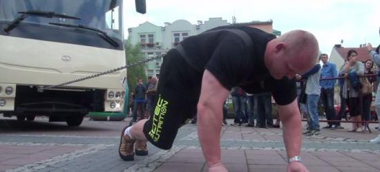 Demonstracja siły polskich strongmanów na Rynku. Ciągnęli autobus (FILM)