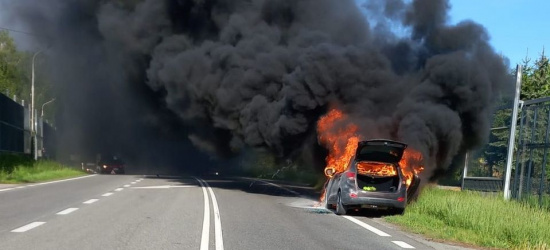 Samochód stanął w płomieniach. Do akcji przystąpili policjanci (ZDJĘCIA)