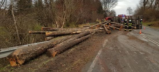 Wypadek ciężarówki z drewnem. Ranny kierowca (VIDEO, FOTO)