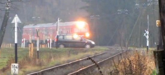 SANOK: Kierowca zupełnie zlekceważył nadjeżdżający pociąg! Zobaczcie nagranie! (VIDEO)