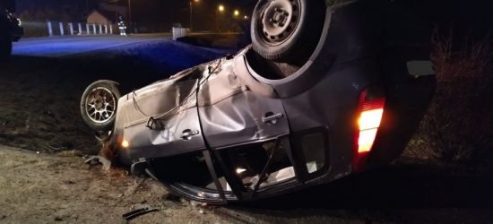 GRABOWNICA STARZEŃSKA. 28-latka korzystała z telefonu podczas jazdy. Dachowanie i szpital (ZDJĘCIA)