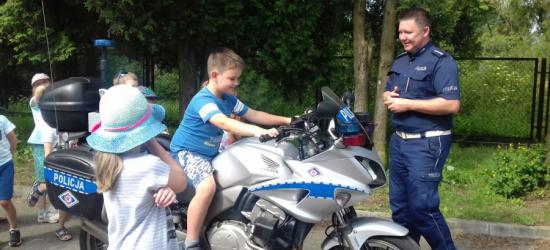 Najmłodsi przyglądali się pracy sanockich policjantów. Furorę zrobiły motocykle, policyjny pies i praca techników kryminalistyki (FOTO)