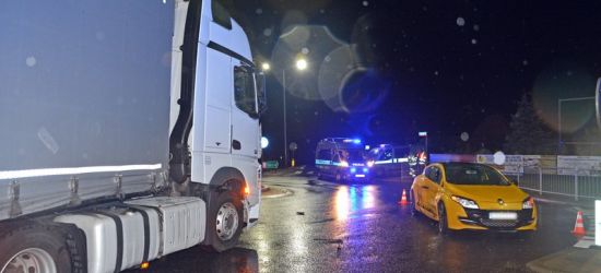 Ciężarówka zderzyła się z osobowym renault. Wśród poszkodowanych znany kierowca rajdowy (FOTO)
