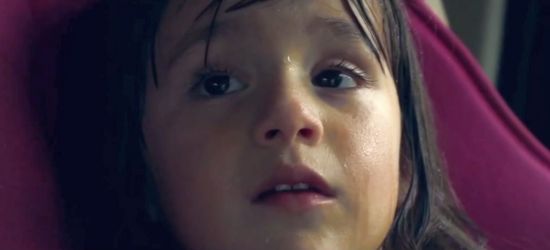 UPAŁY. Co dzieje się z dzieckiem pozostawionym w nagrzanym samochodzie? (VIDEO)