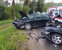 BIESZCZADY: Czołówka dwóch osobówek. 24-latka z obrażeniami trafiła do szpitala (ZDJĘCIE)