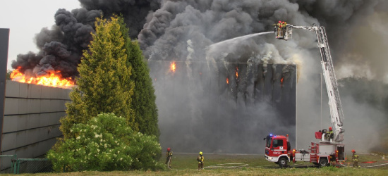 SANOK: Pożar lakierni przy Okulickiego! Ranny strażak! Żywioł przenosi się na kolejne obiekty! (ZDJĘCIA)