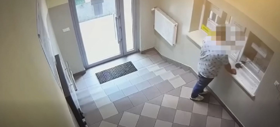 Przyjechał pijany… prosto na komendę Policji. Miał ponad 2 promile! [VIDEO]