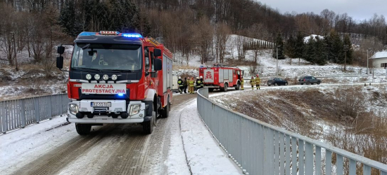 Czołówka na moście w Czaszynie. Poszkodowana kobieta (FOTO)