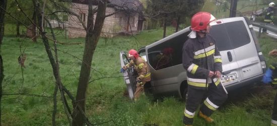 Wpadł w poślizg i przejechał przez bariery energochłonne (FOTO)