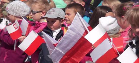 „Biało-Czerwono” na sanockim Rynku. Patriotyczne przedszkolaki (FILM)