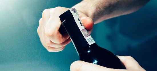 Mając blisko 3 promile, pojechał samochodem do sklepu po… alkohol