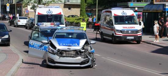 AKTUALIZACJA: Roztrzaskany radiowóz policji w centrum Sanoka. Obława za mężczyzną, który ranił kobietę (FILM, ZDJĘCIA)