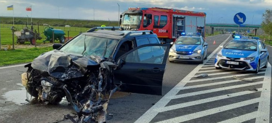 Kierująca mitsubishi nie chciała zderzyć się z sarną. Zderzyła się z tirem (FOTO)