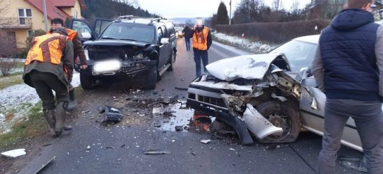 Mocno roztrzaskane pojazdy, poszkodowany w szpitalu. Groźny wypadek (FOTO)