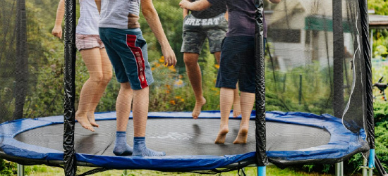 Trampolina ogrodowa – jak wybrać odpowiednią i dlaczego to świetny pomysł?