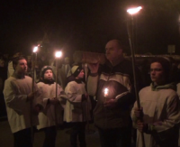 WIELKI PIĄTEK: „Weź swój krzyż i idź za mną”. Tłumy sanoczan na Ekumenicznej Drodze Krzyżowej (FILM)