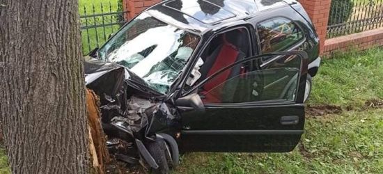 PRUSIEK. Osobówka wbiła się w drzewo. Jedna osoba ranna (ZDJĘCIA)