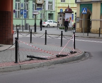 SANOK: Słupki chroniące pieszych w centrum Sanoka ścięte równo z ziemią. Monitoring pomoże policji (ZDJĘCIA)