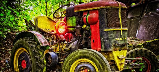 AKTUALIZACJA. Mężczyzna wpadł pod traktor