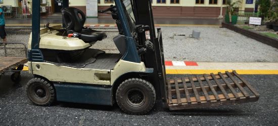 PODKARPACIE. Śmierć na parkingu. Mężczyznę przygniótł wózek widłowy