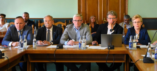 Sesja w powiecie poświęcona tematom z zakresu służby zdrowia