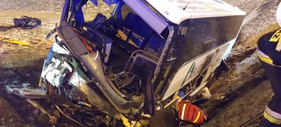 Autobus przebił bariery i runął z nasypu. Dwie osoby zakleszczone, jedna nie żyje (VIDEO, FOTO)