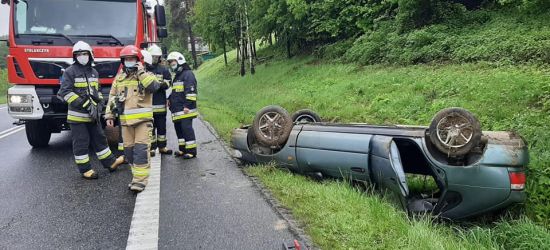 PODKARPACIE. Nie dostosował prędkości i dachował (ZDJĘCIA)