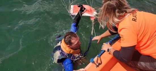 BIESZCZADY: Ratownicy WOPR wyławiali z jeziora spadochroniarzy (FOTO)