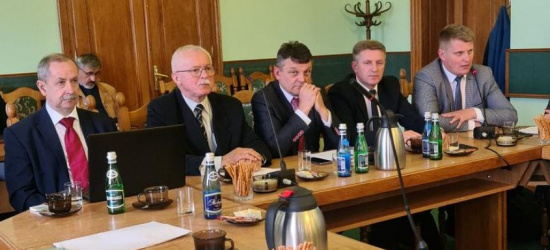 Nadzwyczajna sesja w powiecie. Wysokie zobowiązanie na remont drogi