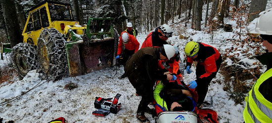 BIESZCZADY: Mężczyzna przejechany przez ciągnik. Trudny górski teren (FOTO)