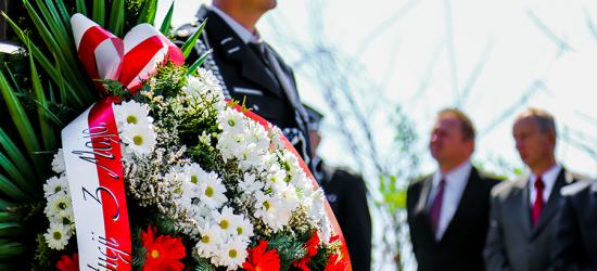 Złożyli kwiaty i wiwatowali! W Zagórzu świętowano uchwalenie Konstytucji 3 Maja (ZDJĘCIA)
