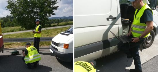 POWIAT SANOCKI. Emisja toksycznych spalin. Policjanci kontrolują samochody (ZDJĘCIA)