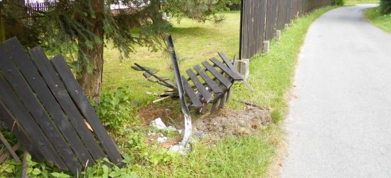 ZAGÓRZ: Jechał za szybko i skasował drewniany płot. „Trzeci raz niszczą mi ogrodzenie” (ZDJĘCIA)