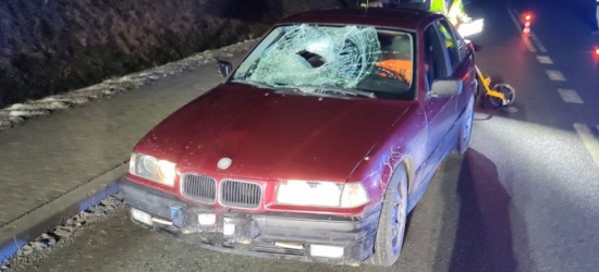Kierujący bmw potrącił pieszego, który przebiegał przez jezdnię (FOTO)