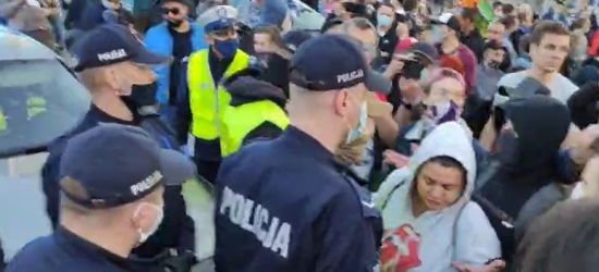 Grzegorz Braun na proteście przedsiębiorców wzywa policję do zachowania zgodnego z prawem