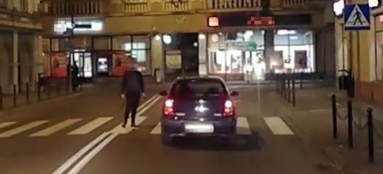 SANOK: Agresywny pieszy w centrum miasta (VIDEO)
