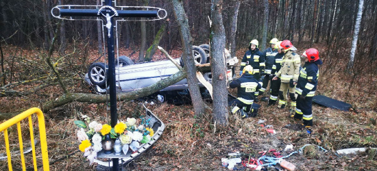 PODKARPACIE. Samochód wpadł w poślizg, wypadł z drogi i dachował (ZDJĘCIA)