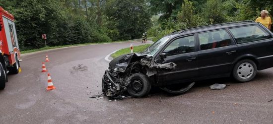 Niebezpiecznie na serpentynach. Osobówka zderzyła się z ciężarowym