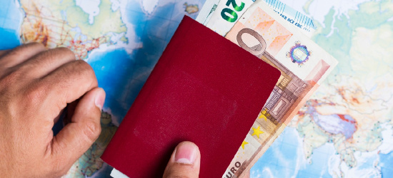 Euro na wakacje. Jak uniknąć pułapek przy wymianie walut?