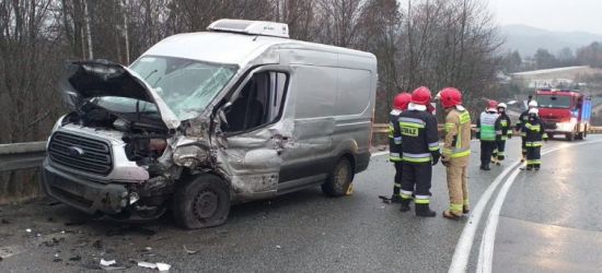 Tir zderzył się z dostawczakiem. Dwie osoby w szpitalu (ZDJĘCIA)